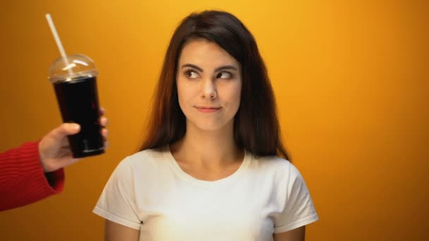 Chica Alegre Elegir Soda Lugar Jugo Naranja Adicción Las Bebidas — Vídeo de stock