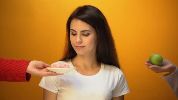 Ragazza Che Mangia Mela Invece Ciambella Spuntino Sano Vitamine Cibo — Video Stock