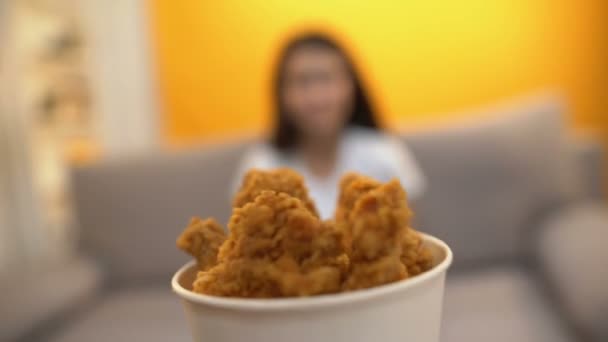 Person Die Hungrigen Mädchen Gebratene Hühnerflügel Gibt Leckeres Fettiges Fast — Stockvideo