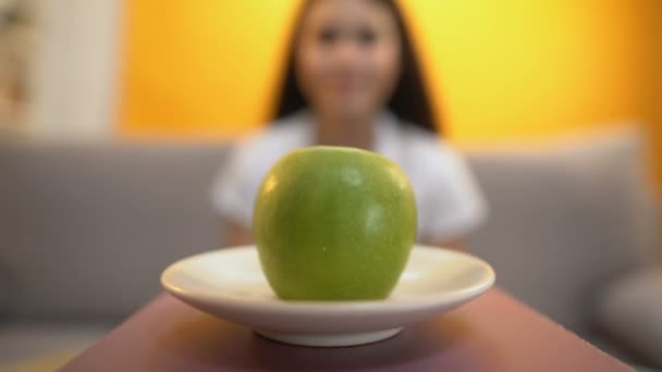 Pessoa Serve Maçã Menina Esfomeada Veganismo Estrito Falta Vitaminas Dieta — Vídeo de Stock