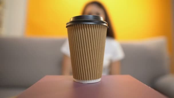 Pessoa Que Serve Café Para Menina Dependência Cafeína Reforço Energia — Vídeo de Stock