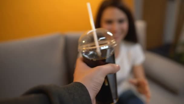 Punto Vista Dell Uomo Che Soda Alla Ragazza Allegra Dipendenza — Video Stock