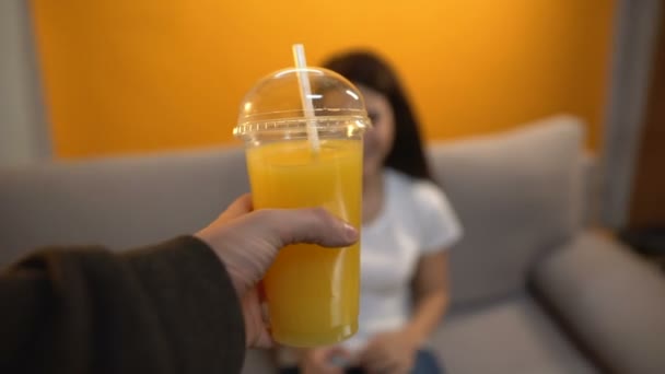 Pov Αρσενικό Δίνοντας Χυμό Πορτοκαλιού Χαρούμενο Κορίτσι Ποτό Υγιή Βιταμίνη — Αρχείο Βίντεο