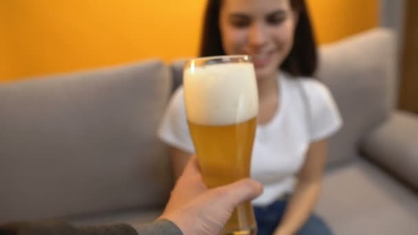 Pov Друга Дающего Крафтовое Пиво Веселой Девушке Освежающей Алкогольный Напиток — стоковое видео