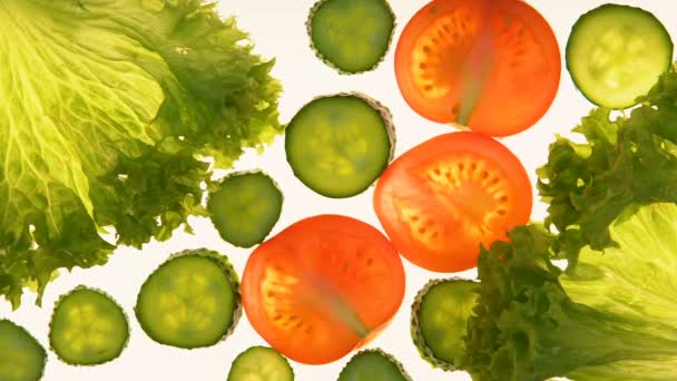 Gesneden Komkommer Tomaten Sla Witte Achtergrond Gezonde Vitamine Dieet — Stockvideo