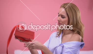 Baştan çıkarıcı kadın çok değerli hediye ile mutlu kırmızı hediye kutusunda, Sevgililer günü