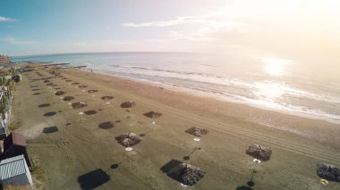 Sunny beach ve Larnaka, Kıbrıs, hava atış denizde nefes kesen dron fotoğrafı
