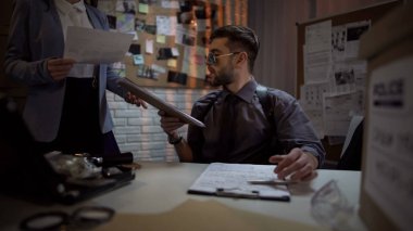 Federal Bürosu araştırmacı dosyaları, karmaşık durumda, ipuçları arıyor