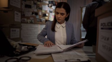 Güzel kadın polis uzman bulguları sonuçları, Bayan polis, evrak incelenmesi