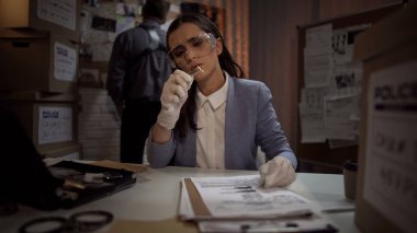 Adli bilim adamı Bayan suç mahallinden kanıt kurşun incelenmesi