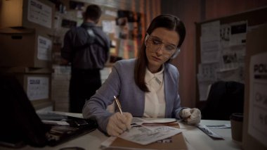 Suç mahalli fotoğraflarına bakmaktan bilim adamı kararınızı deneyimli