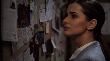 Akıllı gazeteci dikkatle soruşturma tahtaya seyir ipuçları değerlendiriliyor