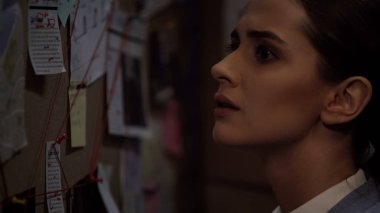 Soruşturma kurulu muayene closeup arayan genç bir kadın avukat