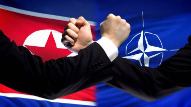 Kore Demokratik Halk Cumhuriyeti vs NATO'nun çatışma, ilgi çatışma, bayrak arka plan üzerinde yumruklar
