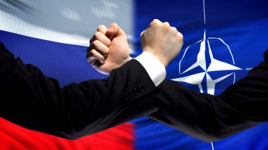 Rusya vs NATO'nun çatışma, ülkeler anlaşmazlık, yumruk bayrak arka plan üzerinde