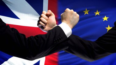 İngiltere vs AB çatışma, ilgi çatışma, bayrak arka plan üzerinde yumruklar