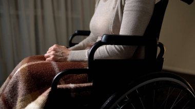 Geçersiz kadın evde yaşlı, sadaka Vakıflar için tekerlekli sandalyede hareket