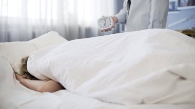 Sabah, reddederek genç okuyan bütün gece, okul için geç