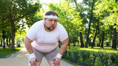 Park, nefes nefese, kalıcı motivasyon koşan maksatlı şişko adam