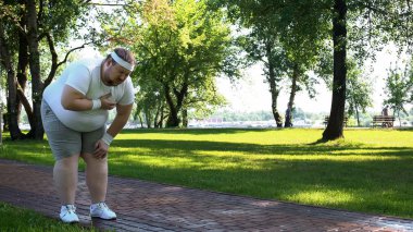 Şişman adam kalp krizi çalışırken, egzersiz, sağlık sorunları sırasında yaralanma hisseder