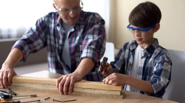 Gururlu baba çocuğunu Çalıştayı, ahşap tahta çivi çekiç sevindirici hobi