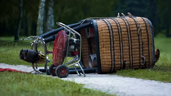 Gondola Con Busta Sdraiata Sull Erba Preparazione Prima Dell Inizio — Foto Stock