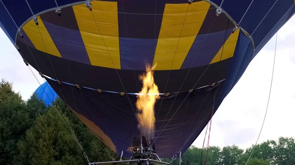 空に浮かぶ熱い空気バルーンのバーナーが封筒に炎を演出のビュー — ストック写真