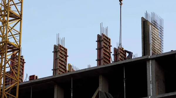 Trabalhadores Tiro Local Construção Instalação Paredes Concreto Habitação Construção Segurança — Fotografia de Stock