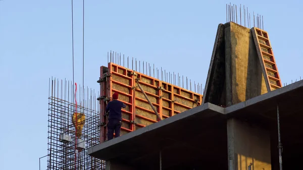 Masculino Trabalhando Canteiro Obras Construindo Escritório Vários Andares Migração Mão — Fotografia de Stock