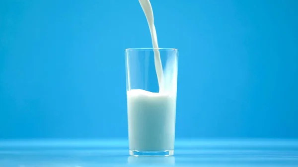 Latte Vaccino Pastorizzato Versato Nel Bicchiere Nutrizione Biologica Alimenti Freschi — Foto Stock