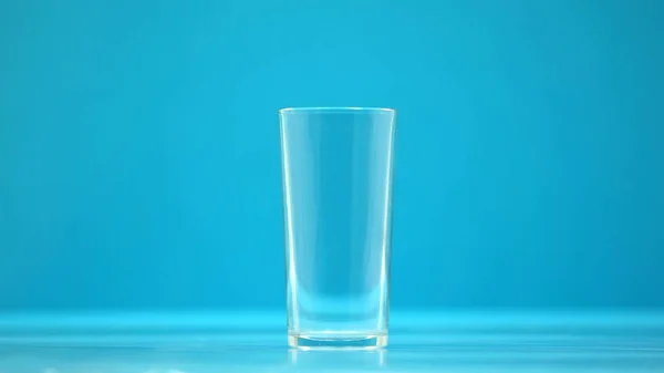 Leere Trinkbecher Glas Für Milch Und Wasser Auf Blauem Hintergrund — Stockfoto