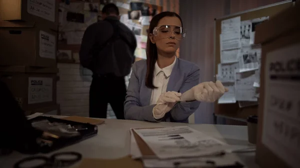 Female Criminologist Putting Gloves Examine Evidence Professional Skills — Stock Photo, Image