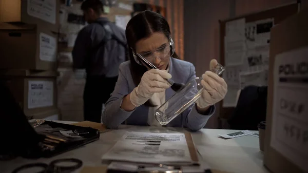 証拠ガラス瓶から指紋を取って修飾の女性役員 — ストック写真