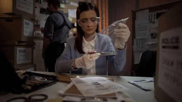 Dama Experta Examinando Cuchillo Sangriento Escena Del Crimen Científico Profesional — Foto de Stock