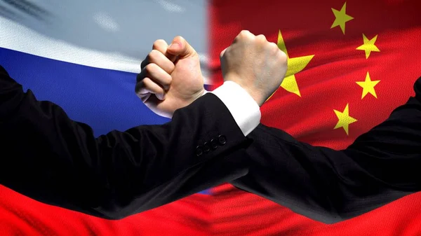 Конфликт Между Россией Китаем Разногласия Стран Кулаки Фоне Флага — стоковое фото