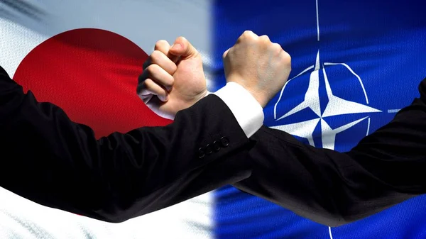 Konfrontation Japan Gegen Nato Länder Uneins Fäuste Auf Fahnenhintergrund — Stockfoto