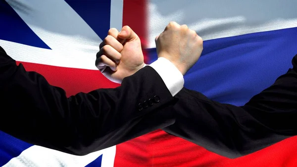 Великобритания Против России Конфронтация Кулаки Фоне Флага Дипломатия — стоковое фото