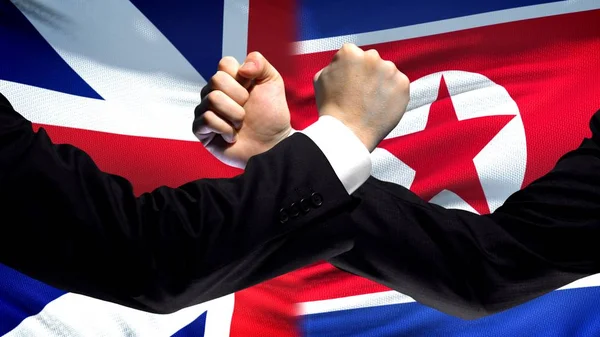 大不列颠 朝鲜对峙 在国旗背景上的拳头 — 图库照片