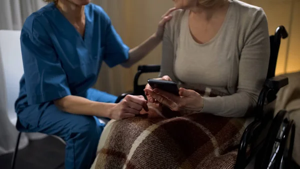 Kvinnlig Sjuksköterska Hjälper Rullstol Kliniken Patienten Att Använda Smartphone Stödja — Stockfoto