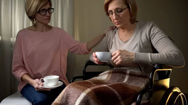 Madre Figlia Disabili Che Bevono Parlano Della Vita Prendono Cura — Foto Stock