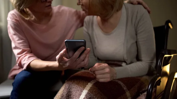 Figlia Aiuta Madre Far Fronte Nuovo Smartphone Tecnologia Moderna Anziani — Foto Stock