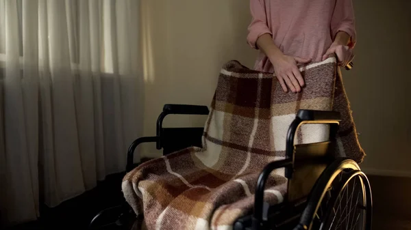 Filha Acariciando Cadeira Rodas Vazia Com Tristeza Lembrando Que Mãe — Fotografia de Stock