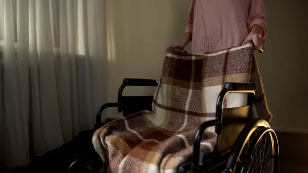 어머니 사랑에 슬픔에 휠체어를 — 스톡 사진