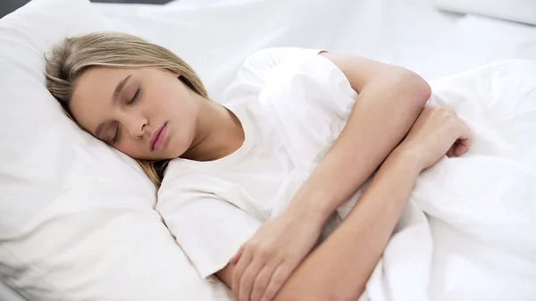 Paciente Enfermo Que Duerme Cama Hospitales Sueño Recreativo Cuidado Salud — Foto de Stock
