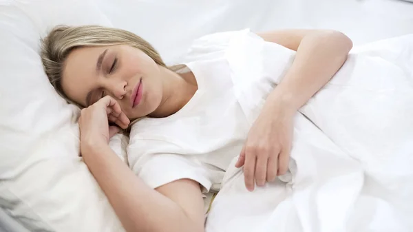 Spokojená Žena Spí Posteli Čas Relaxace Odpočinku Těžké Rušný Týden — Stock fotografie