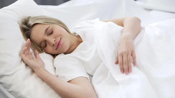 Hermosa Mujer Durmiendo Cama Teniendo Buenos Sueños Descansando Mañana Comodidad — Foto de Stock