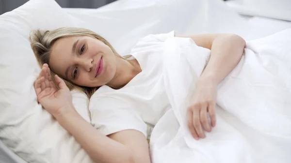 Acaba Despertar Adolescente Sonriendo Satisfecho Con Almohada Cómoda Compra — Foto de Stock