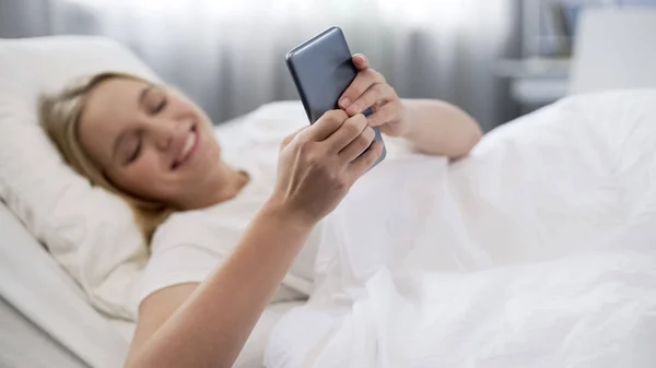 Allegro Adolescente Ragazza Appena Svegliato Utilizzando Smartphone Navigare Internet — Foto Stock
