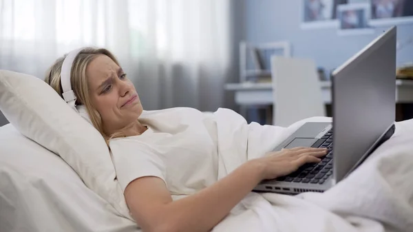 Kadın Yatakta Eski Laptop Arıza Ile Hayal Kırıklığına Hizmet Yalan — Stok fotoğraf