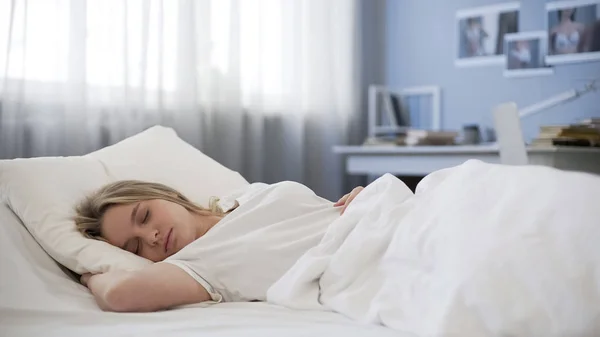 Bela Menina Adolescente Pacificamente Dormindo Mau Relaxando Manhã Tempo Descanso — Fotografia de Stock